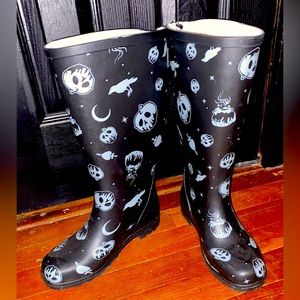 Torrid RAINBOOT DISNEY VILLAINS POISON APPLE BLACK (7WW)